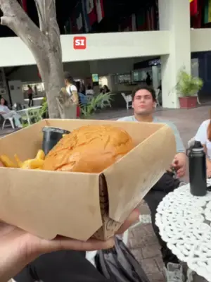 Si te comes esta hamburguesa en 4 mordidas… el coro entero come gratis